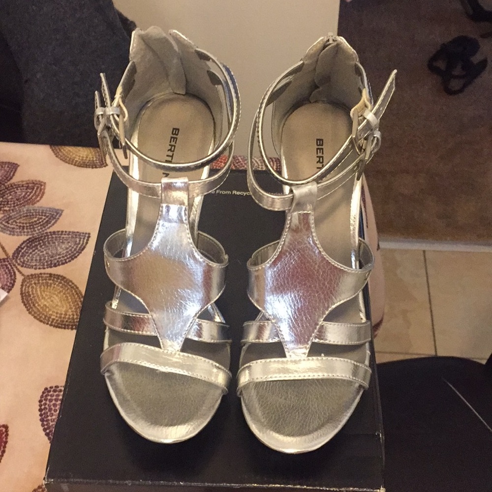 A Betinni silver color ladies gladiator high hill